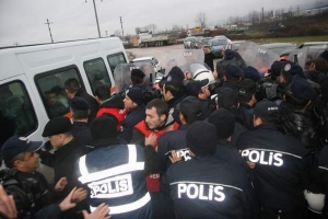 OTOMOTİV İŞ&Ccedil;İLERİ İLE POLİS ARASINDA ARBEDE