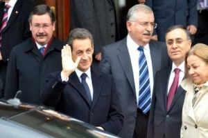 SARKOZY'YE SOĞUK KARŞILAMA