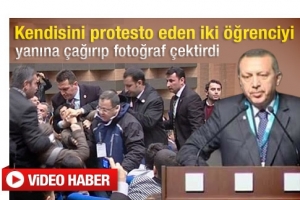 PROTESTOCULARLA FOTOĞRAF &Ccedil;EKTİRDİ