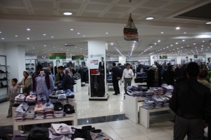 THEORIE" AS MERKEZ OUTLET'TE KAPILARINI A&Ccedil;TI