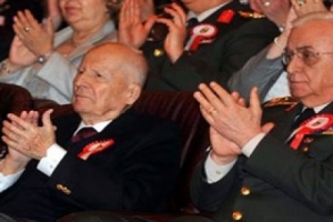 KENAN EVREN HARBİYE'DE G&Ouml;R&Uuml;NT&Uuml;LENDİ