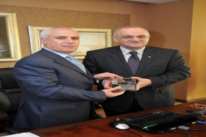İMO'DAN BAŞKAN BOZBEY'E PLAKET