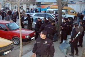 TUNCELİ'DE ARBEDE:5 POLİS YARALI