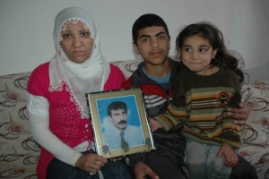 &Ccedil;OCUKLARI MENDİL SATAN BABA HAPSE GİRDİ