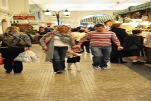 PINAR ALTUĞ KIZI SU İLE ALIŞVERİŞTE