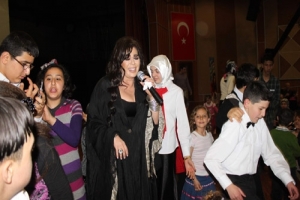 ZERRİN &Ouml;ZER DOWN SENDROMLU &Ccedil;OCUKLARLA BULUŞTU