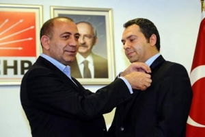 GRUP YORUM SOLİSTİYDİ CHP ROZETİ TAKTI