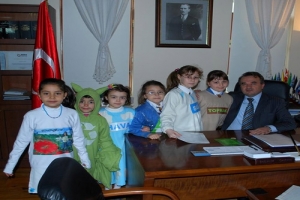 &Ccedil;EVRECİ MİNİKLERE KAYMAKAMDAN DESTEK