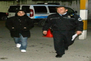 KENDİSİYLE BARIŞMAYA GELEN KOCASINI BI&Ccedil;AKLADI
