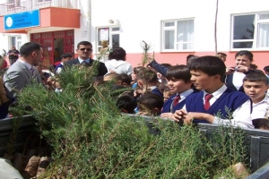 &Ouml;ĞRENCİLERE FİDAN DAĞITILDI