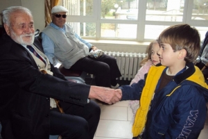 MİNİKLERDEN HUZUREVİNE ANLAMLI ZİYARET