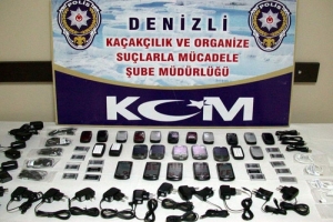 DENİZLİ'DE G&Uuml;MR&Uuml;K KA&Ccedil;AĞI CEP TELEFONLARI ELE GE&Ccedil;İRİLDİ
