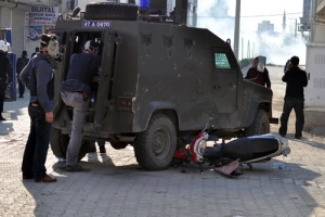 NUSAYBİN'DE GERGİNLİK S&Uuml;R&Uuml;YOR