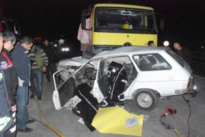 OTOMOBİL TIR'IN ALTINA GİRDİ