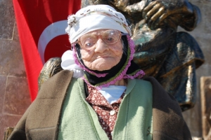 D&Uuml;NYA N&Uuml;FUSU HIZLA YAŞLANIYOR