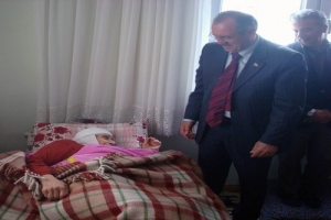 92 YAŞINDAKİ YAŞLI KADINA VALİ SALİHOĞLU'NDAN ZİYARET