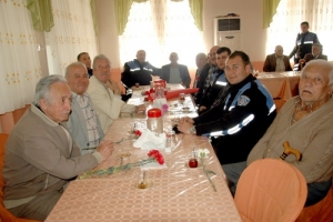 TOPLUM POLİSİ YAŞLILARI ZİYARET ETTİ
