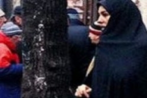 MONİCA BELLUCCİ KARA &Ccedil;ARŞAF GİYDİ