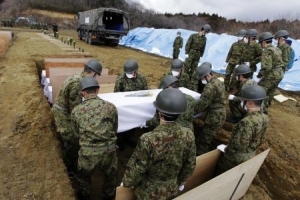 JAPONYA'NIN &Ccedil;ARESİZLİĞİ: TOPLU MEZAR KAZIYORLAR