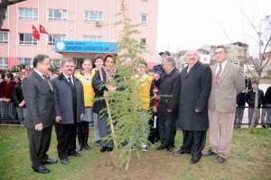 CANAYDIN'IN FİDANLARINDAN OKUL BAH&Ccedil;ESİNE 140 FİDAN