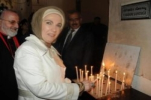 EMİNE ERDOĞAN MANASTIRDA MUM YAKIP DİLEK TUTTU