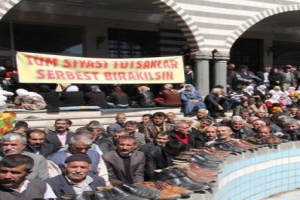 BDP VE DTK'NIN OTURMA EYLEMİ BAŞLADI!
