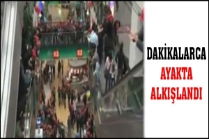 DAKİKALARCA AYAKTA ALKIŞLANDI