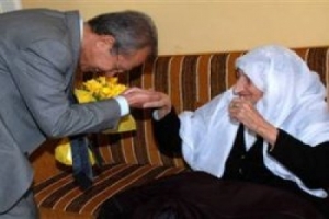 &Uuml;SK&Uuml;L BERFO ANA'NIN ELİNİ &Ouml;PT&Uuml;