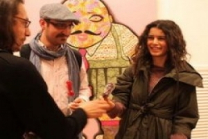 BEREN'İN ELİNDE PENİS FİG&Uuml;RL&Uuml; ŞEKER