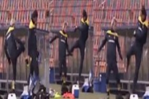 &Uuml;NL&Uuml; FUTBOLCU ARKADAŞINI TEKMELEDİ
