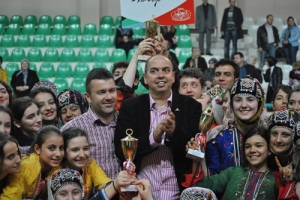 NİL&Uuml;FER HALK DANSLARI EKİBİ &Ouml;D&Uuml;LE DOYMUYOR