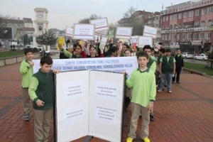 &Ouml;ĞRENCİLER SOKAKTA KİTAP OKUDU