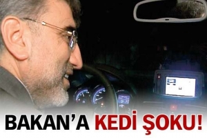 BAKAN'A KEDİ ŞOKU!