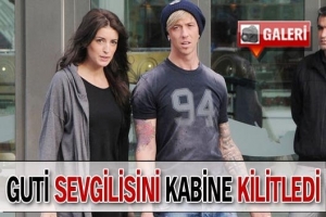 SEVGİLİSİNİ KABİNİNE KİLİTLEDİ