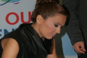 HAYRANLARI DEMET'İ YUHALADI