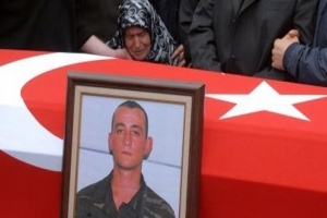 T&Uuml;RKİYE ŞEHİDİNE AĞLIYOR