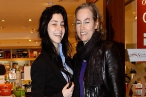 ANNE KIZIN ALIŞVERİŞ KEYFİ