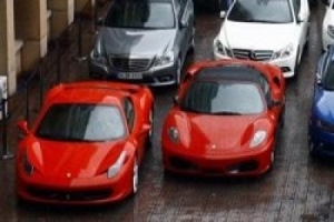 2 FERRARİ GARAJDAN &Ccedil;IKTI