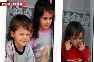&Ouml;NCE KENDİNİ SONRA EVİNİ YAKTI