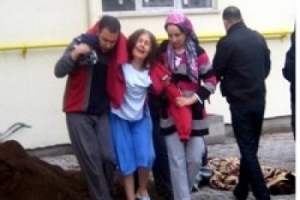 KIZI İNTİHAR EDEN ANNE YIKILDI