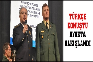 T&Uuml;RK&Ccedil;E KONUŞTU AYAKTA ALKIŞLANDI