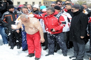G&Uuml;L KAR KAPLANLARINA KAR BANYOSU YAPTIRDI
