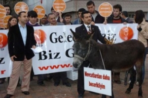 AKP'DE EŞEKLİ EYLEM YAPAN ADAY
