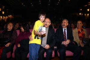 KILI&Ccedil;DAROĞLU İLK KEZ ROCK KONSERİNE KATILDI