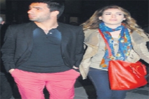 ARDA PEMBE PANTOLONLA YAKALANDI