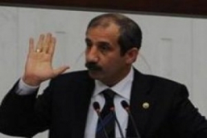 CHP'Lİ VEKİL AKP'Yİ ELEŞTİRİRKEN DİREĞİ TOKATLADI