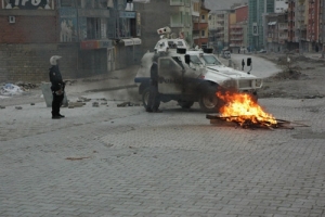 HAKKARİ'DEKİ OLAYLAR S&Uuml;R&Uuml;YOR