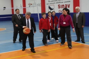 G&Uuml;LSAR &Ouml;ĞRENCİLERLE BASKET OYNADI