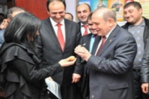 BURHAN KUZU'YA YUMURTA İMZALATTILAR