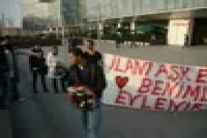 KENT MEYDANINDA PANKARTLI İLANI AŞK